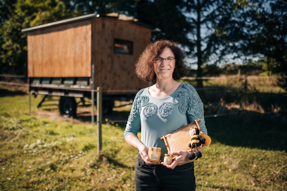 Imkerin am Bienenwagen